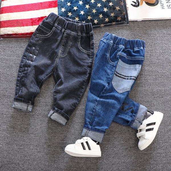 Blugi de copii actuali cu aplicatie si buzunare in negru si albastru pentru baieti