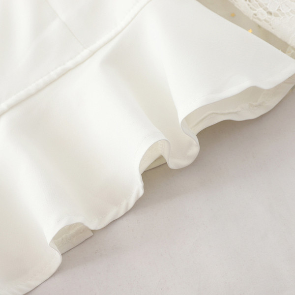 Bluză de damă modernă cu mâneci din dantelă în alb și negru