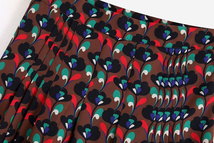 Hosszú szabású szoknya magas derékkal, színes mintával