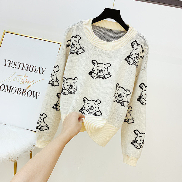 Μοντέρνο γυναικείο πουλόβερ με στρόγγυλη λαιμόκοψη σε λευκό και μαύρο χρώμα