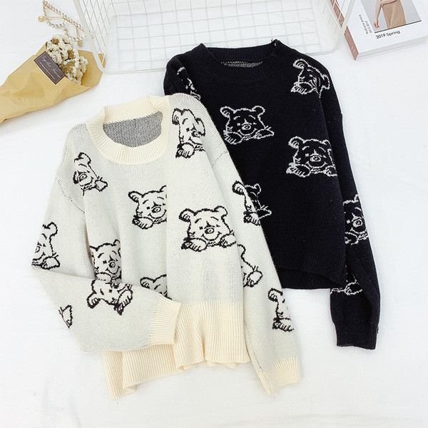 Μοντέρνο γυναικείο πουλόβερ με στρόγγυλη λαιμόκοψη σε λευκό και μαύρο χρώμα