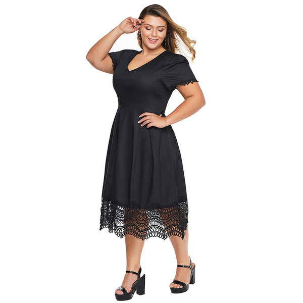 Rochie de dama marime mare cu decolteu adanc si maneci scurte de culoare neagra
