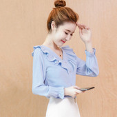 Cămașă elegantă de damă cu decolteu în V și bucle în albastru, roz și alb