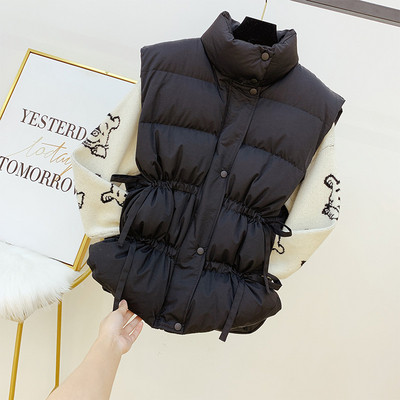 Γυναικείο γιλέκο της μόδας με κουμπιά σε λευκό και μαύρο χρώμα