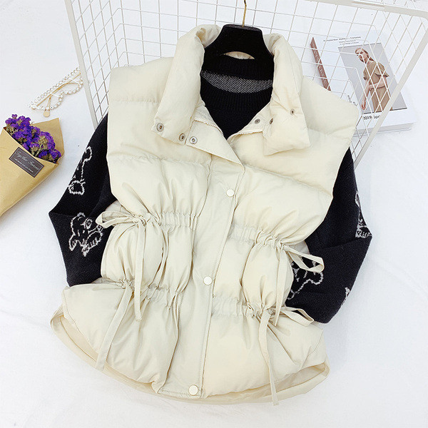 Γυναικείο γιλέκο της μόδας με κουμπιά σε λευκό και μαύρο χρώμα