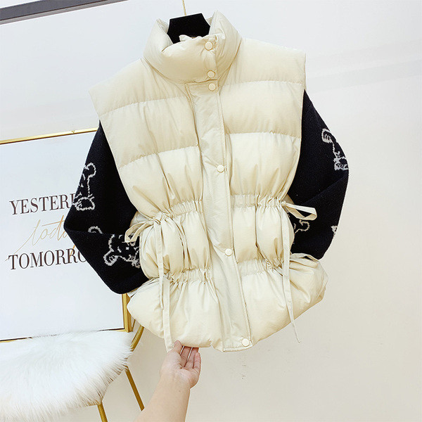 Γυναικείο γιλέκο της μόδας με κουμπιά σε λευκό και μαύρο χρώμα