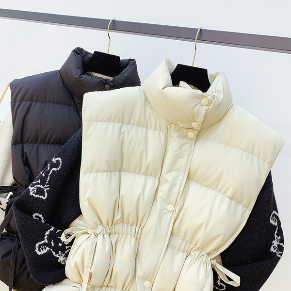 Γυναικείο γιλέκο της μόδας με κουμπιά σε λευκό και μαύρο χρώμα