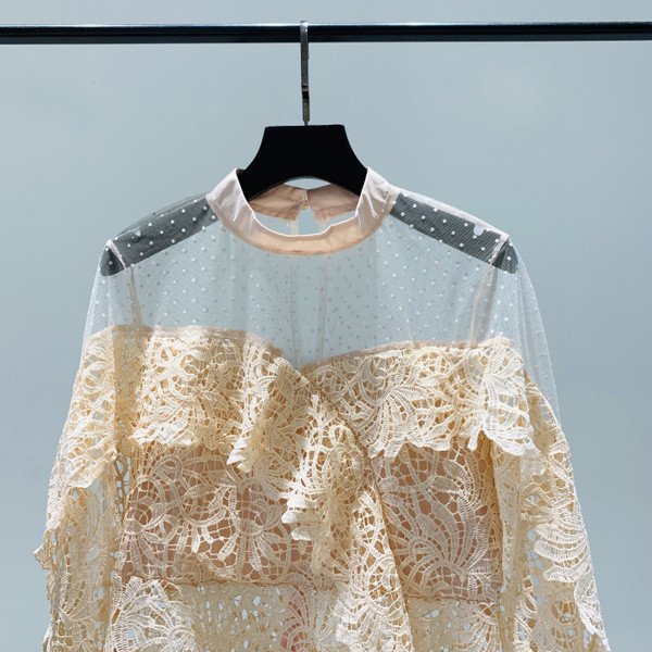 Κομψή γυναικεία μπλούζα από  δαντέλα  ασσύμετρο μοτίβο σε κίτρινο χρώμα