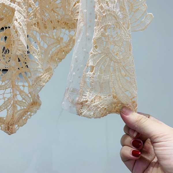 Κομψή γυναικεία μπλούζα από  δαντέλα  ασσύμετρο μοτίβο σε κίτρινο χρώμα