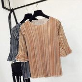 Lezser csíkos blúz kerek nyakkivágással és lótusz ujjakkal