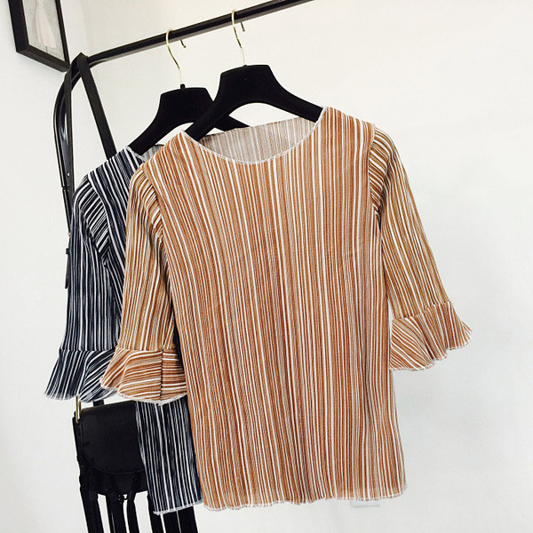 Lezser csíkos blúz kerek nyakkivágással és lótusz ujjakkal