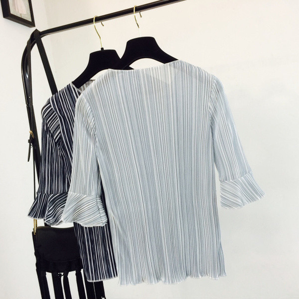 Lezser csíkos blúz kerek nyakkivágással és lótusz ujjakkal