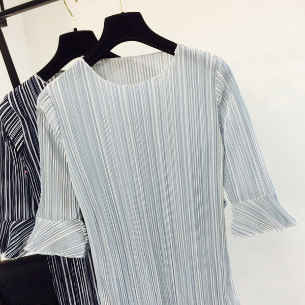 Lezser csíkos blúz kerek nyakkivágással és lótusz ujjakkal