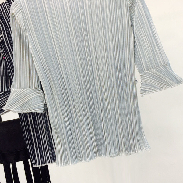 Lezser csíkos blúz kerek nyakkivágással és lótusz ujjakkal