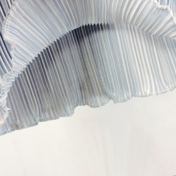 Lezser csíkos blúz kerek nyakkivágással és lótusz ujjakkal