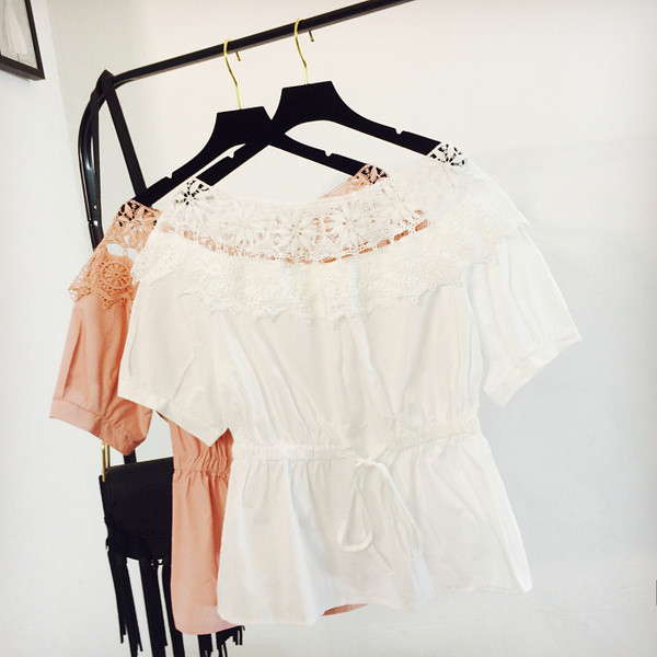 Γυναικεία μπλούζα με δαντέλα και γυμνοί ώμοι σε λευκό και πορτοκαλί χρώμα
