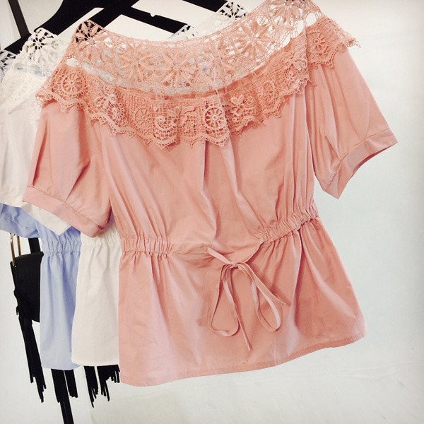 Γυναικεία μπλούζα με δαντέλα και γυμνοί ώμοι σε λευκό και πορτοκαλί χρώμα