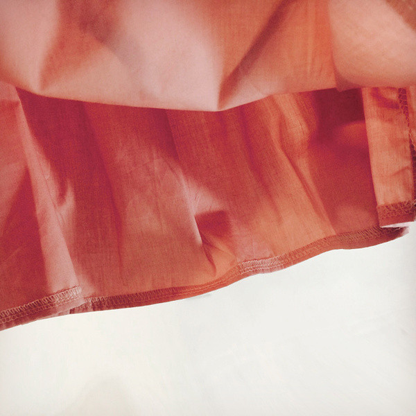 Γυναικεία μπλούζα με δαντέλα και γυμνοί ώμοι σε λευκό και πορτοκαλί χρώμα