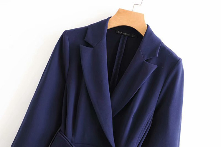 Μακρύ γυναικείο φόρεμα με βαθύ λαιμόκοψη και ζώνη σε μπλε χρώμα