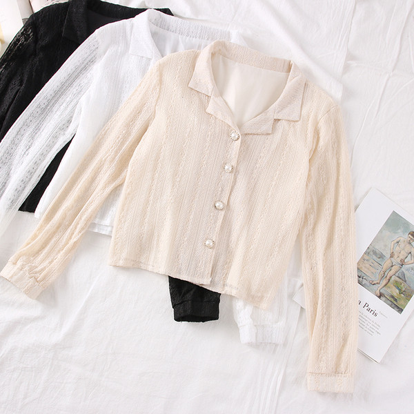 Cămașă modernă de damă cu decolteu spitz, nasturi și mâneci lungi în alb, negru și bej