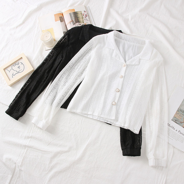 Cămașă modernă de damă cu decolteu spitz, nasturi și mâneci lungi în alb, negru și bej