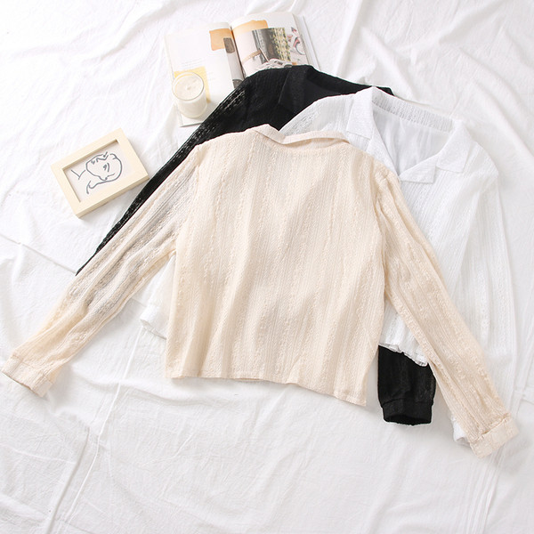 Cămașă modernă de damă cu decolteu spitz, nasturi și mâneci lungi în alb, negru și bej