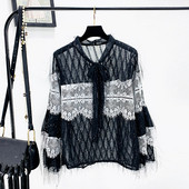 Κομψή γυναικεία μπλούζα με δαντέλα σε μαύρο και άσπρο χρώμα