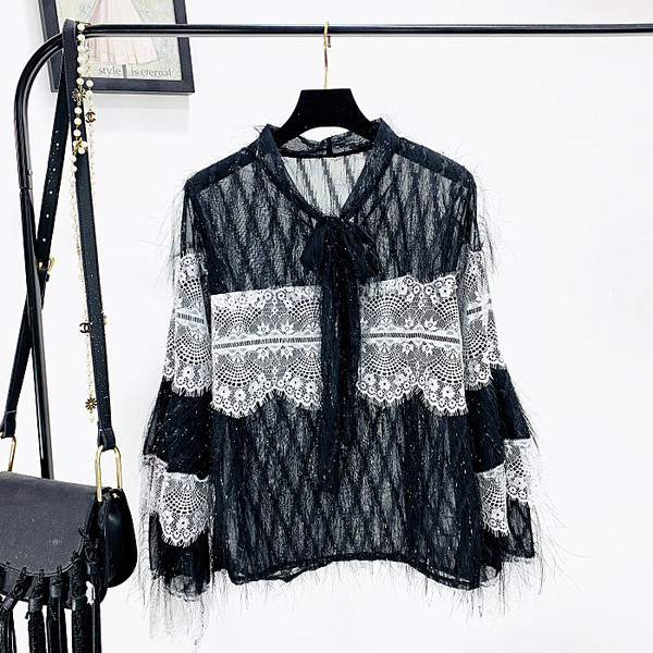 Κομψή γυναικεία μπλούζα με δαντέλα σε μαύρο και άσπρο χρώμα