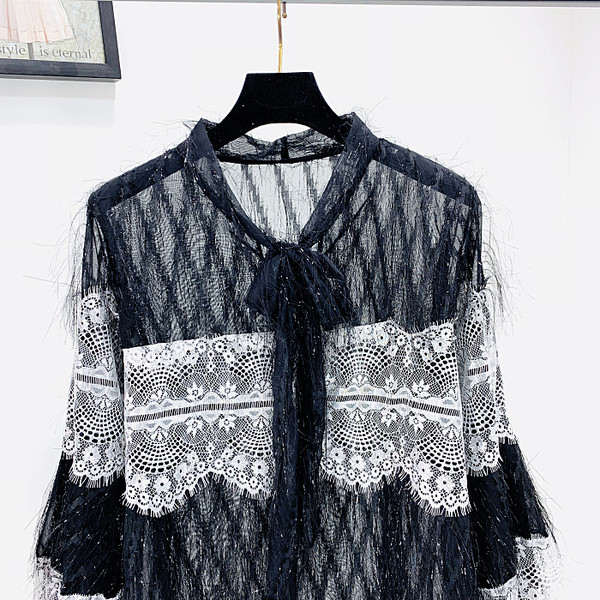 Κομψή γυναικεία μπλούζα με δαντέλα σε μαύρο και άσπρο χρώμα