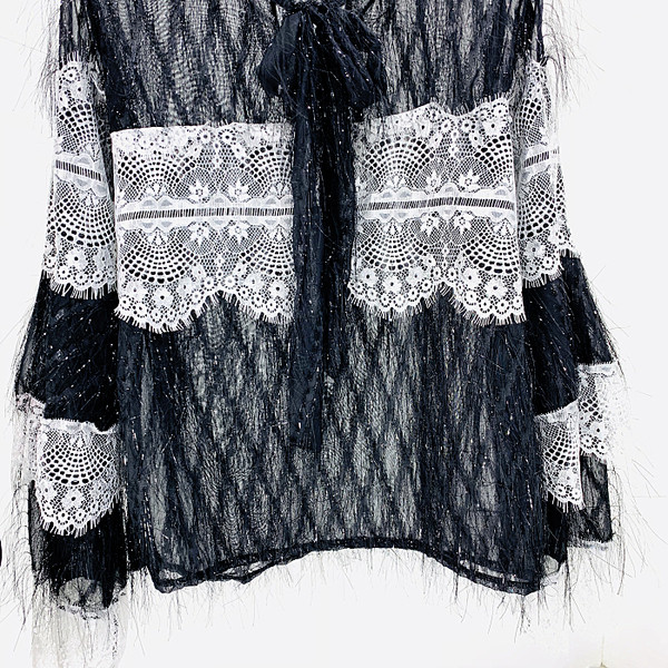 Κομψή γυναικεία μπλούζα με δαντέλα σε μαύρο και άσπρο χρώμα