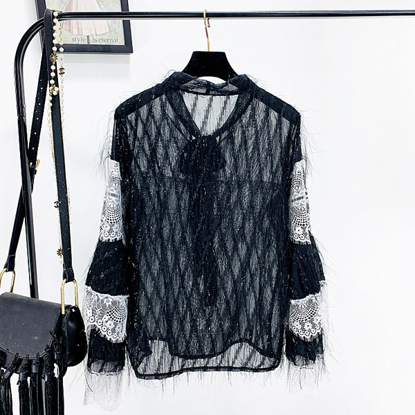 Κομψή γυναικεία μπλούζα με δαντέλα σε μαύρο και άσπρο χρώμα