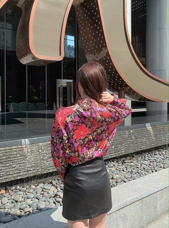 Κομψή γυναικεία μπλούζα  με λουλουδάτο πριντ και μακρύ μανίκι