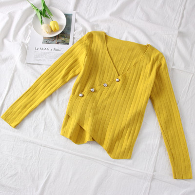 Pulover de dama modern cu decolteu spitz si nasturi in negru, rosu, galben, gri si bej