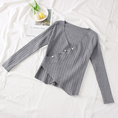 Pulover de dama modern cu decolteu spitz si nasturi in negru, rosu, galben, gri si bej