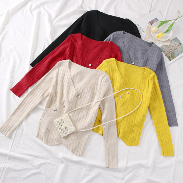 Pulover de dama modern cu decolteu spitz si nasturi in negru, rosu, galben, gri si bej