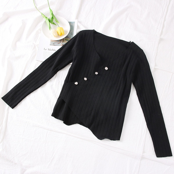 Pulover de dama modern cu decolteu spitz si nasturi in negru, rosu, galben, gri si bej