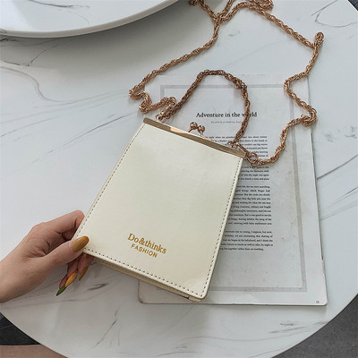 Μοντέρνα γυναικεία τσάντα με μεταλλικό συνδετήρα σε λευκό, πράσινο, κίτρινο και μαύρο χρώμα