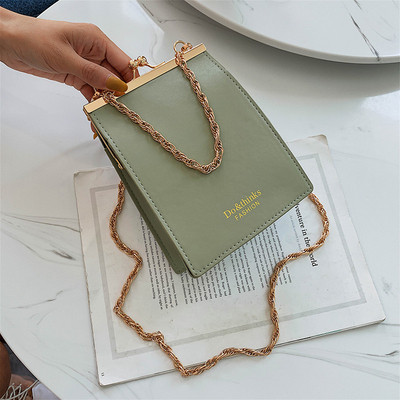 Μοντέρνα γυναικεία τσάντα με μεταλλικό συνδετήρα σε λευκό, πράσινο, κίτρινο και μαύρο χρώμα