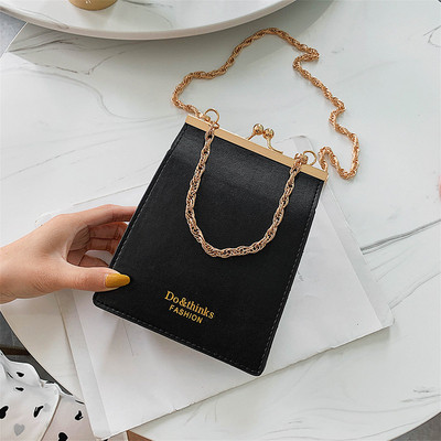 Μοντέρνα γυναικεία τσάντα με μεταλλικό συνδετήρα σε λευκό, πράσινο, κίτρινο και μαύρο χρώμα