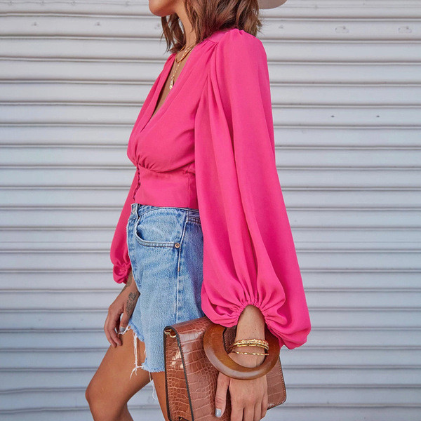 Aktuális női ing mély nyakkivágással és széles ujjú rózsaszínben