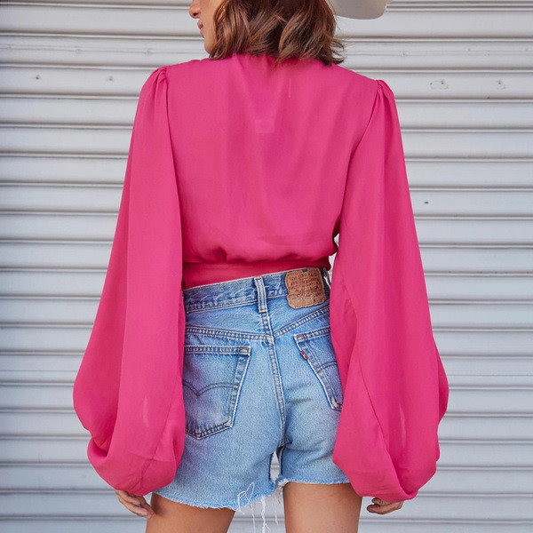 Aktuális női ing mély nyakkivágással és széles ujjú rózsaszínben