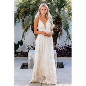 Stílusos női hosszú csipkeruha vékony pántokkal és mély nyakkivágással, fehér színben