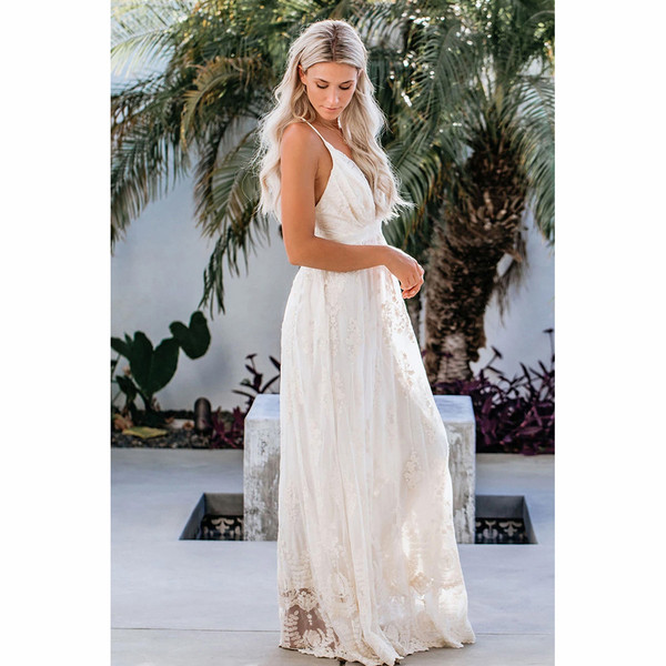 Stílusos női hosszú csipkeruha vékony pántokkal és mély nyakkivágással, fehér színben