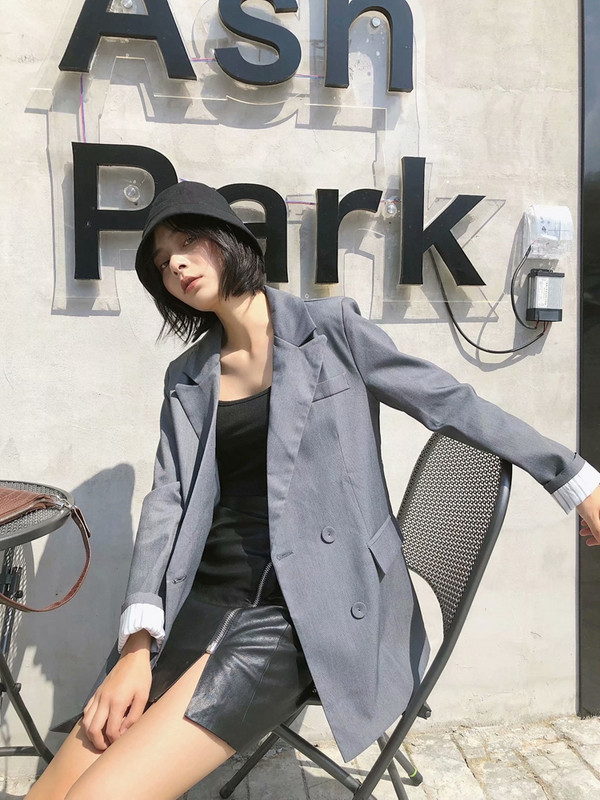 Geaca lunga de dama de culoare gri cu nasturi si decolteu adanc