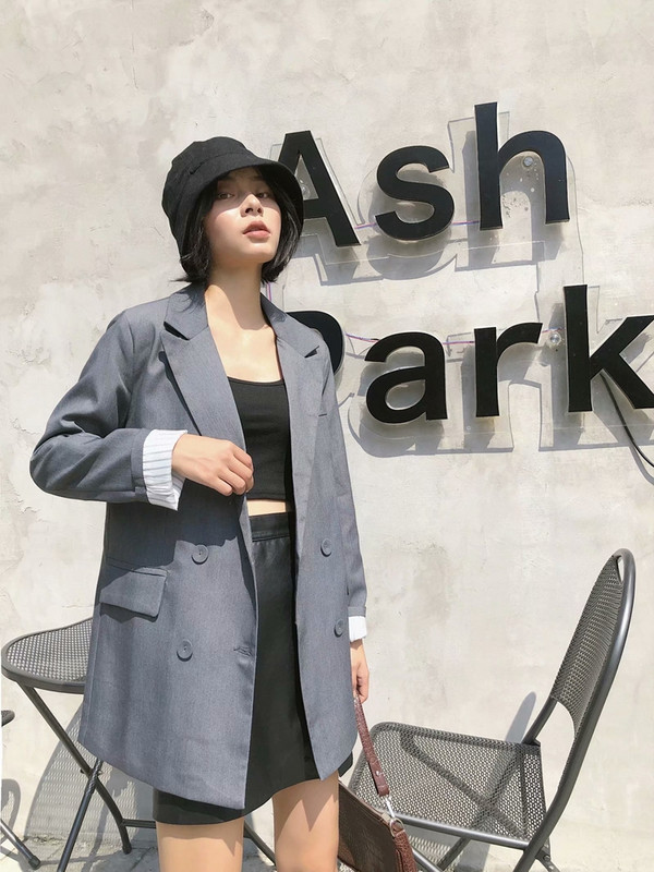 Geaca lunga de dama de culoare gri cu nasturi si decolteu adanc