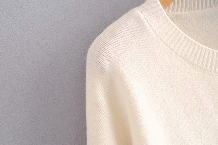 Γυναικείο πουλόβερ σε τρία χρώματα με χρωματιστά μανίκια