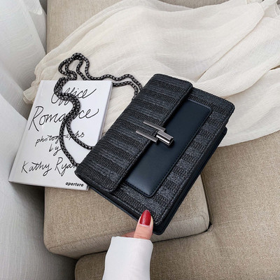 Μοντέρνα γυναικεία τσάντα με μεταλλικό συνδετήρα και μεγάλη λαβή