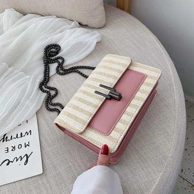 Μοντέρνα γυναικεία τσάντα με μεταλλικό συνδετήρα και μεγάλη λαβή