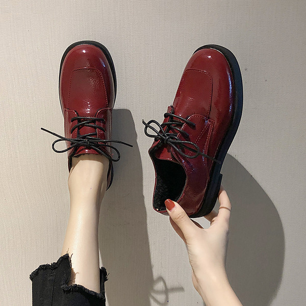 ΚΑθημερινά γυναικεία παπούτσια με κορδόνια σε μαύρο και κόκκινο χρώμα