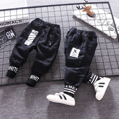 Νέο μοντέλο αθλητικά τζιν με τσέπες σε μαύρο χρώμα